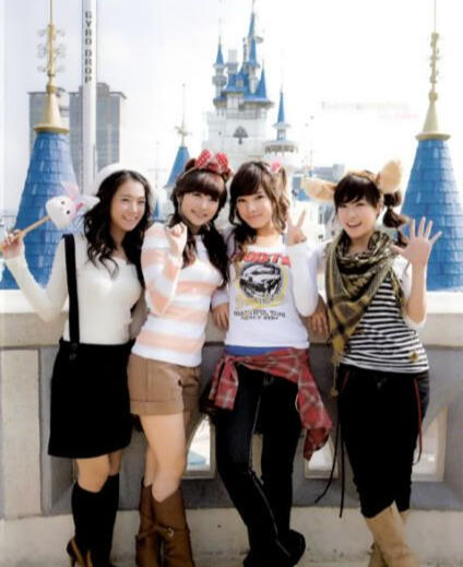 Kara og lineup at Disneyland's Tokyo