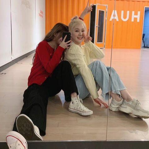 Mia and Yerin in the Yuehua dance practice room (Everglow)