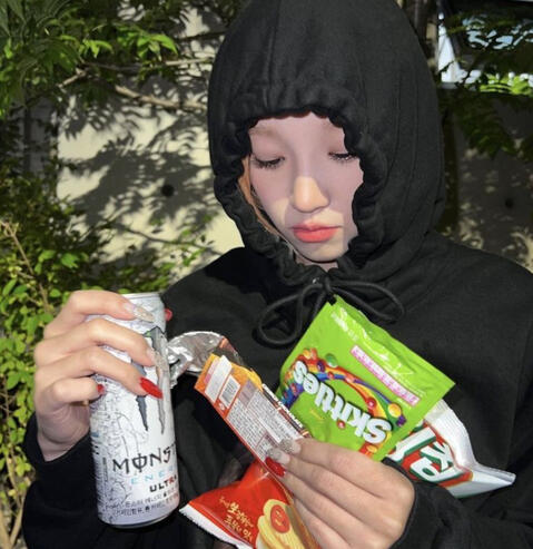 Yuqi holding a shitton of junk snacks